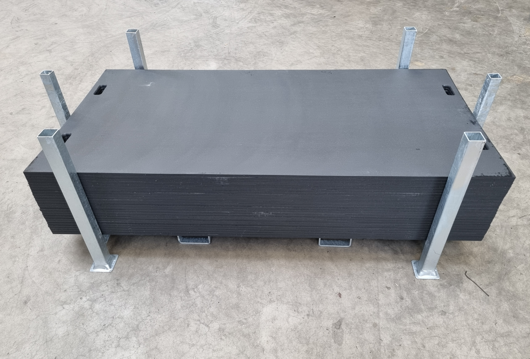 Stapelbox gefüllt mit Kunststoff-Fahrplatten - 200x100x1,5-HD - Fotos 2